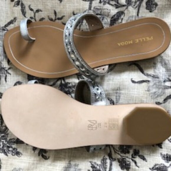 Pelle Moda Toe Loop & Embellished Strap Slip On Leather Sandal Silver Sz 9 NWOT - Picture 2 of 5